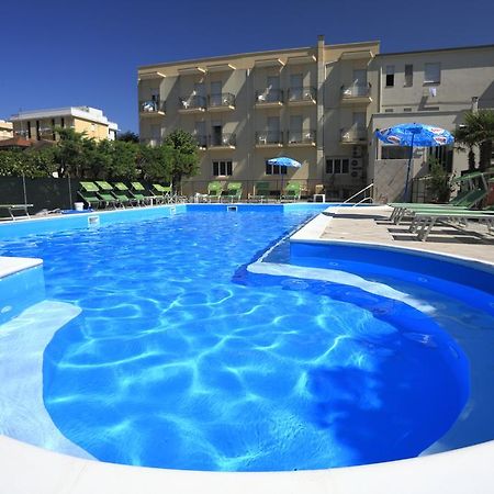 Hotel Vannini Римини Екстериор снимка