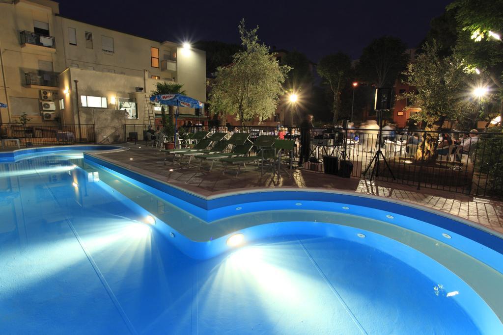 Hotel Vannini Римини Екстериор снимка
