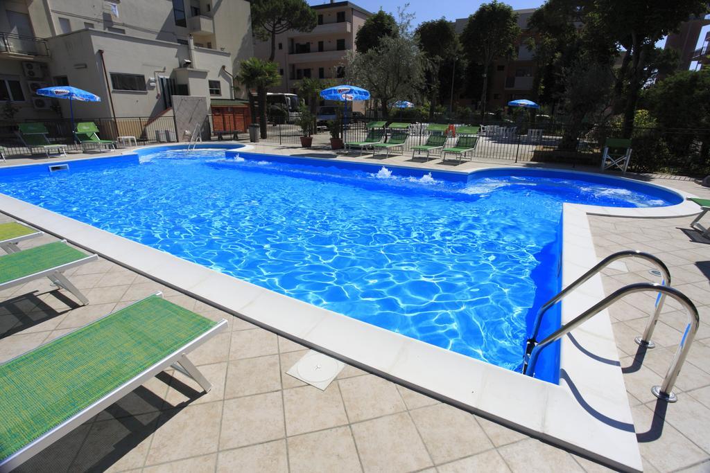 Hotel Vannini Римини Екстериор снимка