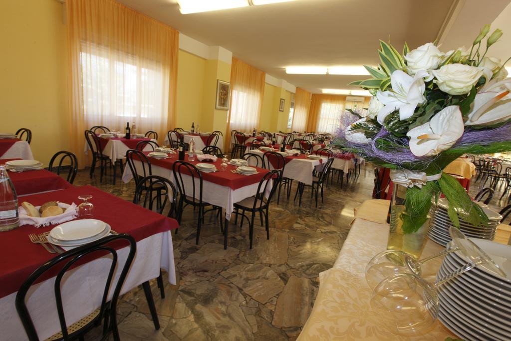 Hotel Vannini Римини Екстериор снимка