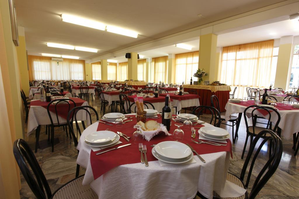 Hotel Vannini Римини Екстериор снимка